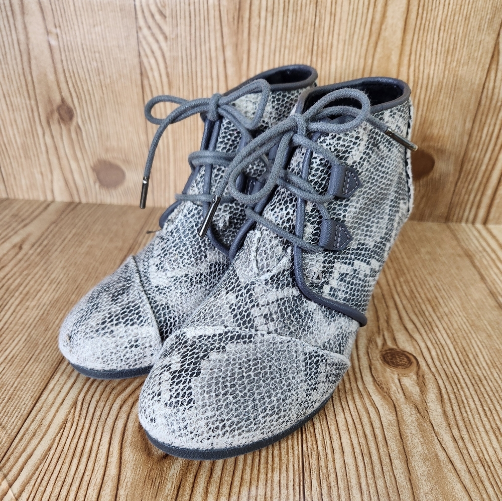 TOMS Women's Faux Snake Print Wedge Ankle‎ Bootie Size 7.5